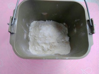 3、一次性发酵刀切奶香馒头,放入牛奶、白糖和酵母粉