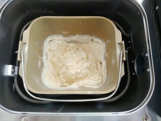 5、一次性发酵刀切奶香馒头,面包机开始和面