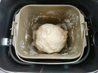 6、一次性发酵刀切奶香馒头,慢慢开始和成光滑的面团