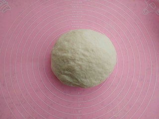 7、一次性发酵刀切奶香馒头,取出面团，放在温暖的地方进行发酵，大约2小时