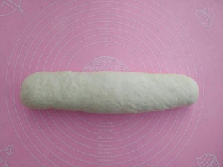 9、一次性发酵刀切奶香馒头,将面团按揉排气，揉成长条形状