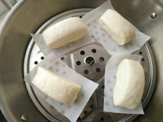 11、一次性发酵刀切奶香馒头,放入蒸锅，冷水蒸10分钟