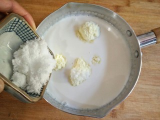 2、论牛奶的各种吃法之――脆皮炸鲜奶,将240ml牛奶倒入一个无油无水的容器中,加入25g奶粉和15g白糖(奶粉是甜的,所以白糖量根据个人口味适量添加就好。)