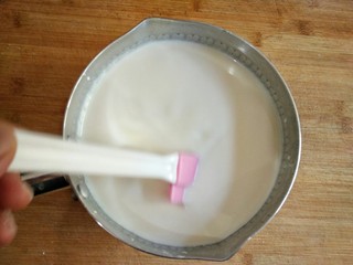 4、论牛奶的各种吃法之――脆皮炸鲜奶,用硅胶刀充分搅拌均匀。