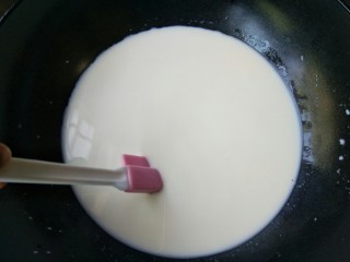 5、论牛奶的各种吃法之――脆皮炸鲜奶,取一口无水无油的不沾锅,将搅拌均匀的牛奶倒进锅中。