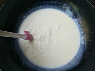 6、论牛奶的各种吃法之――脆皮炸鲜奶,小火加热,并用硅胶刀顺一个方向不停的搅拌。