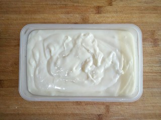 10、论牛奶的各种吃法之――脆皮炸鲜奶,在密封盒内壁均匀涂一层薄薄的食用油,将搅拌好的牛奶糊倒入盒中。