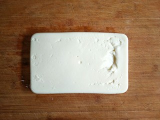 12、论牛奶的各种吃法之――脆皮炸鲜奶,将冷藏好的奶冻从盒子中倒扣出来。