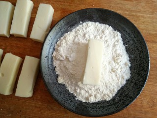 14、论牛奶的各种吃法之――脆皮炸鲜奶,在切成条的奶冻外面均匀裹上一层薄薄的裹炸粉(生粉)。