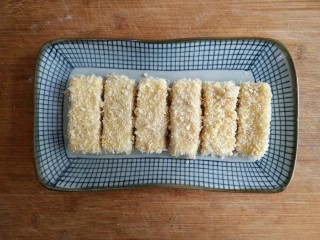 17、论牛奶的各种吃法之――脆皮炸鲜奶,粘好面包糠的奶冻摆在盘中等下油锅。