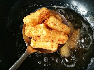 19、论牛奶的各种吃法之――脆皮炸鲜奶,炸至外皮颜色变得金黄焦脆后沥油捞出即可。