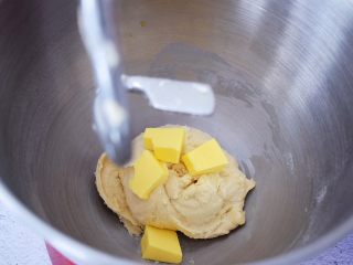 3、绵绵吐司,大约揉10分钟后加入黄油,继续启动揉面程序