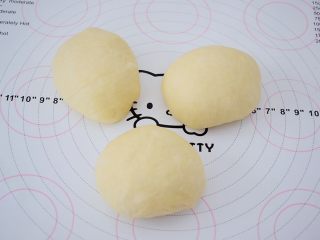 7、绵绵吐司,取出面团排气后,平均分成3份,滚团盖保鲜膜松弛20分钟