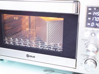 10、绵绵吐司,发至8-9分满时,放入预热好的烤箱,上火145度,下火170度,下层40分钟,上色满意后加盖锡纸直到烤完,烤好取出趁热脱模放在烤网上晾凉即可
