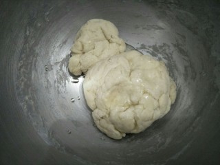 2、咖喱披萨,加入少许的油继续揉到面团不粘手。