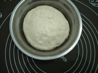 8、咖喱披萨,当面团发酵到原来的两倍大。