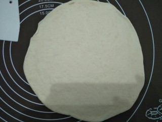 9、咖喱披萨,拿出面团揉一会进行排气，撠成比披萨皮大点的圆型面皮。