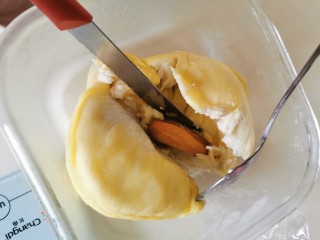 1、榴莲卷【啖啖肉、软绵绵】,榴莲肉去核，放冰箱里冷冻。