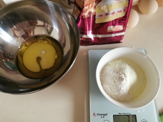 2、榴莲卷【啖啖肉、软绵绵】,开始做蛋糕，用料按量备好。