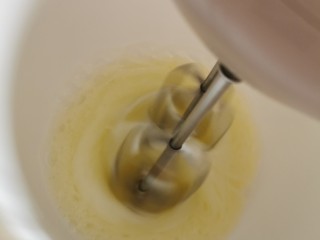 4、榴莲卷【啖啖肉、软绵绵】,打发蛋清，用搅拌机从低档开始，打至见到起大泡泡时，开始放剩下的一半糖，边打发边分3次把糖全加入；转中档放入几滴柠檬汁；接着再转高档打发。