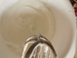 5、榴莲卷【啖啖肉、软绵绵】,直到见泡泡细腻，起纹路，竖起来的尖尖不弯下去就可以了。