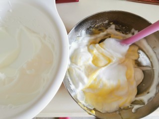 6、榴莲卷【啖啖肉、软绵绵】,打好的蛋白，加1/3进蛋黄浆里拌匀。