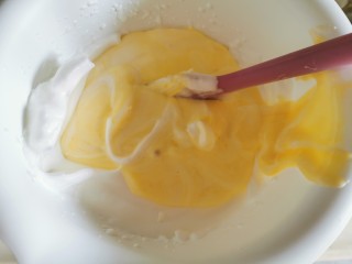 7、榴莲卷【啖啖肉、软绵绵】,蛋黄浆再倒回剩下的2/3蛋白里，用刮刀来回翻动，把它们拌均匀。记得不可以搅拌，会消泡，蛋糕发不起来。