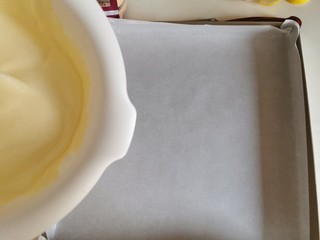 8、榴莲卷【啖啖肉、软绵绵】,280x280mm的烤盘垫上油纸。