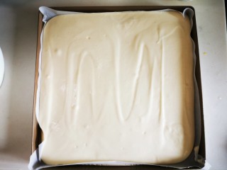 9、榴莲卷【啖啖肉、软绵绵】,蛋糕浆放进去铺平，桌面上震动几下，排出大气泡。