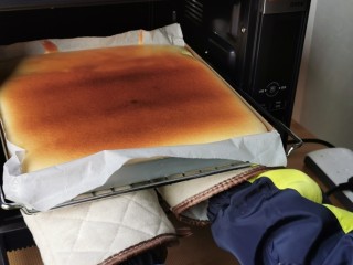 10、榴莲卷【啖啖肉、软绵绵】,烤箱预热，上下火170度焗20-25分钟，各个烤不同，时间自己调整。我这是焗了23分钟。