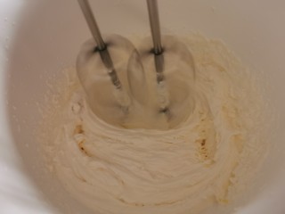 12、榴莲卷【啖啖肉、软绵绵】,淡奶油+糖粉放搅拌盆里，用搅拌机打发，淡奶油要保持低温，才容易凝固成形。（天气热最好是用冰镇着打发）