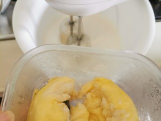 13、榴莲卷【啖啖肉、软绵绵】,看到奶油打发到开始稠时，加1/4榴莲肉进去一起打，凝固成形就好了。