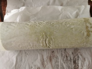 15、榴莲卷【啖啖肉、软绵绵】,借助底部垫的油纸，用手卷起来，注意力度，不轻不重，才可以卷得漂亮！卷起来后先固定一会，再把油纸拿掉。