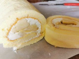 17、榴莲卷【啖啖肉、软绵绵】,每切一刀，都用纸擦干净，再下一刀，每片都保持切面干净漂亮。