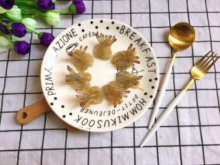 5、家有烤箱.蝴蝶虾,将虾尾从下往上拉出来就好看啦！像不像蝴蝶？