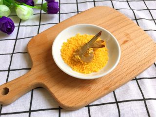 9、家有烤箱.蝴蝶虾,往面包糠里滚一滚，均匀沾上面包糠