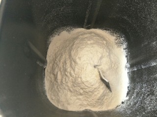 1、毛毛虫面包,面包桶机里加入150克高筋面粉