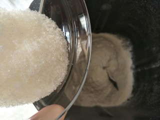 2、毛毛虫面包,15克细砂糖