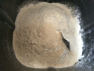 4、毛毛虫面包,2.5克酵母