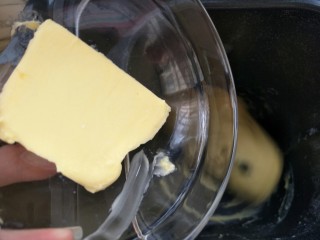 8、毛毛虫面包,20分钟后加入20克软化好的黄油，继续揉面30分钟