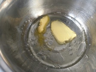 11、毛毛虫面包,现在开始做泡芙面糊:将色拉油，黄油，水放在锅里小火煮。