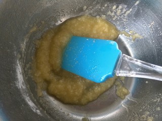 12、毛毛虫面包,煮至黄油融化，立刻筛入高筋面粉