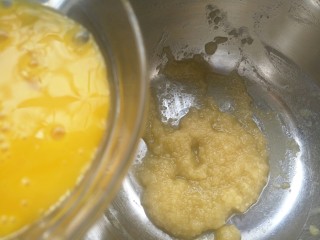 14、毛毛虫面包,等面糊不烫的时候15克蛋液分两次加入。