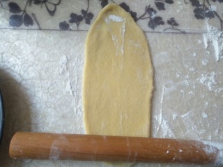 20、毛毛虫面包,15分钟后取出一块，用擀面杖擀成牛舌状