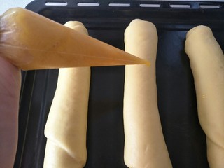 23、毛毛虫面包,二次发酵好的面卷，挤上泡芙糊