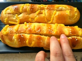 27、毛毛虫面包,表面划开，彻底放凉