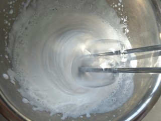 28、毛毛虫面包,100克淡奶油加30克细砂糖打发好