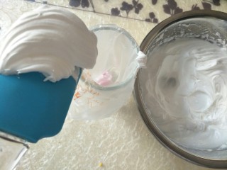 29、毛毛虫面包,打发好的奶油装入裱花袋中。