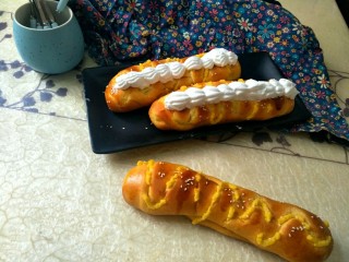 32、毛毛虫面包,一定要放凉才能挤奶油。