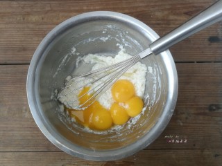 6、彩绘玫瑰蛋糕卷,加入5个蛋黄